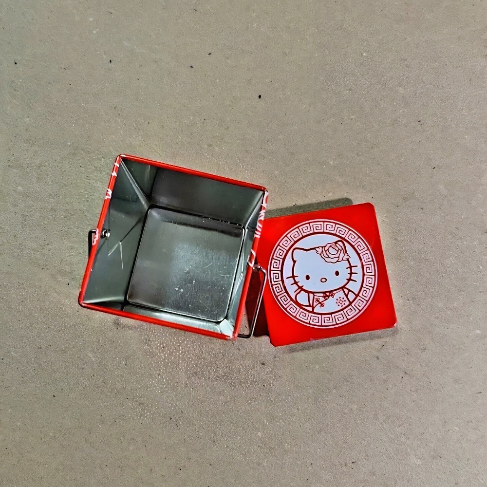Hello Kitty Lucky Stars Candy Red Chinese Takeaway Mini Tin and Playing Cards - Picture 7 of 13